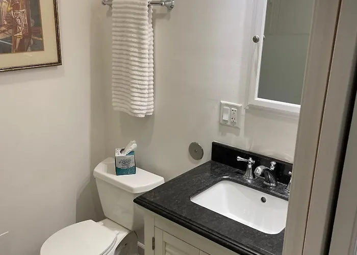 Updated 1 Bedroom In The Location! Chicago
